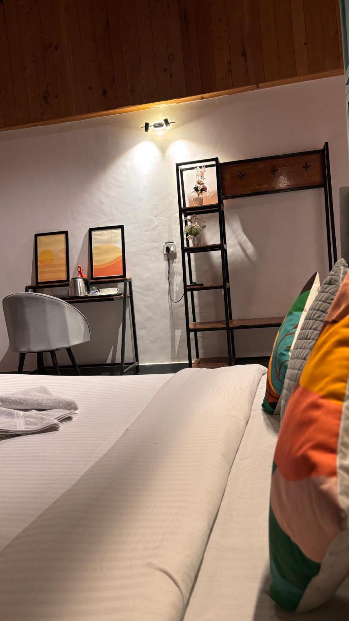Peppy Nomads Luxuria Hotel Jibhi Exterior photo