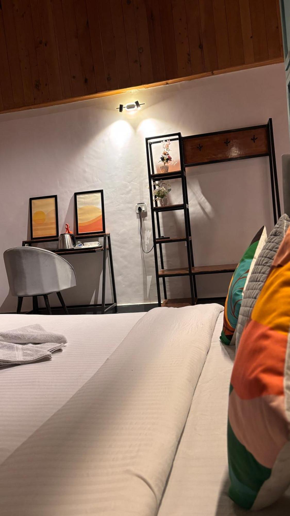Peppy Nomads Luxuria Hotel Jibhi Exterior photo